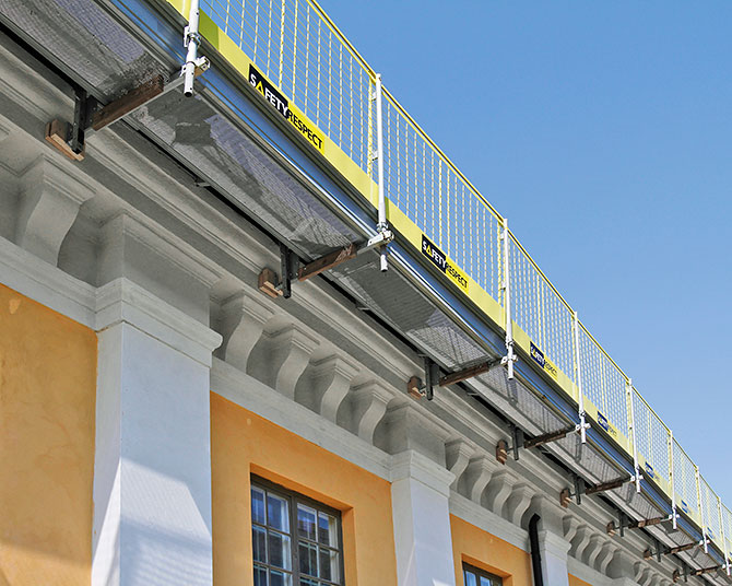 ÇATI VE CEPHELERDE ÇALIŞMA PLATFORMU Çatı ve cephelerde güvenli çalışma alanı sağlamak amacıyla modüler çalışma platformu kullanılabilir. Bu sistem hem oldukça hızlı uygulanır hem de çoğu iskele sisteminden daha esnektir.